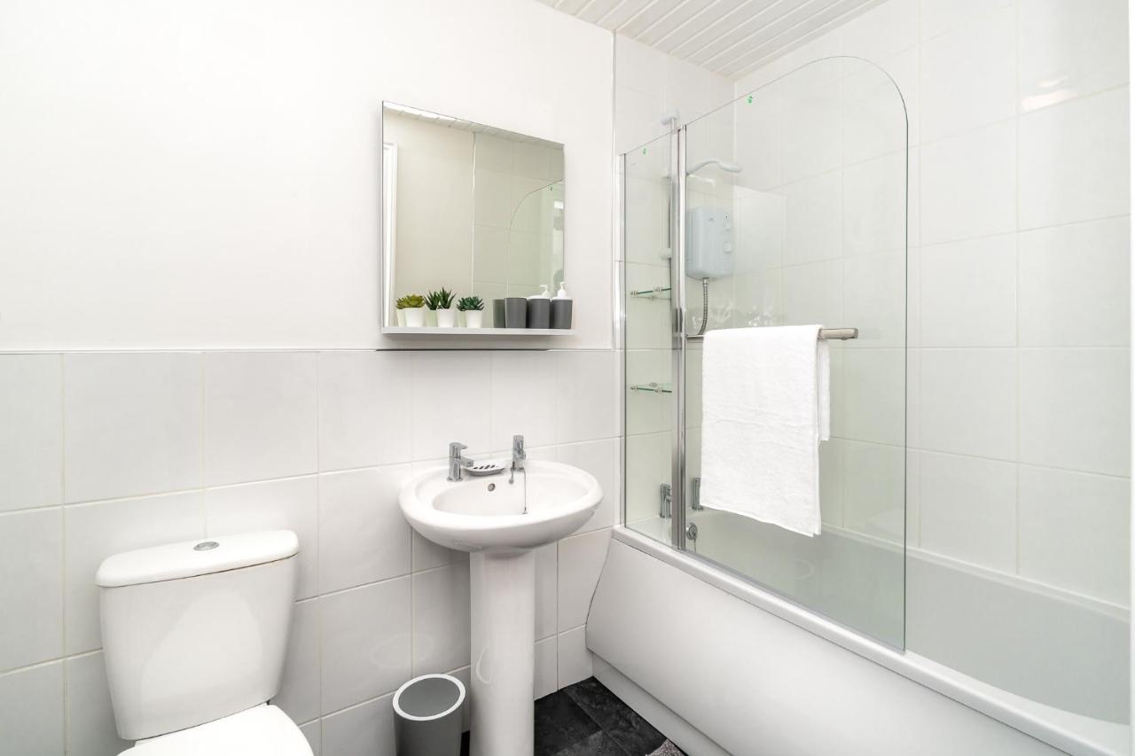 Cosy Retreat - Charming 2-Bed Apartment Greenock Eksteriør bilde