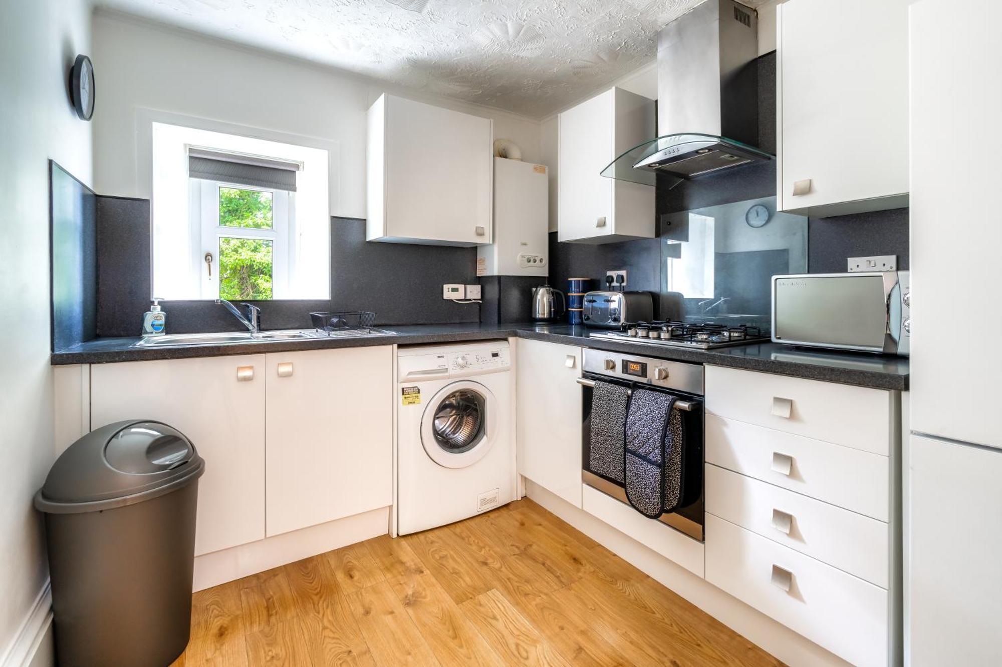 Cosy Retreat - Charming 2-Bed Apartment Greenock Eksteriør bilde