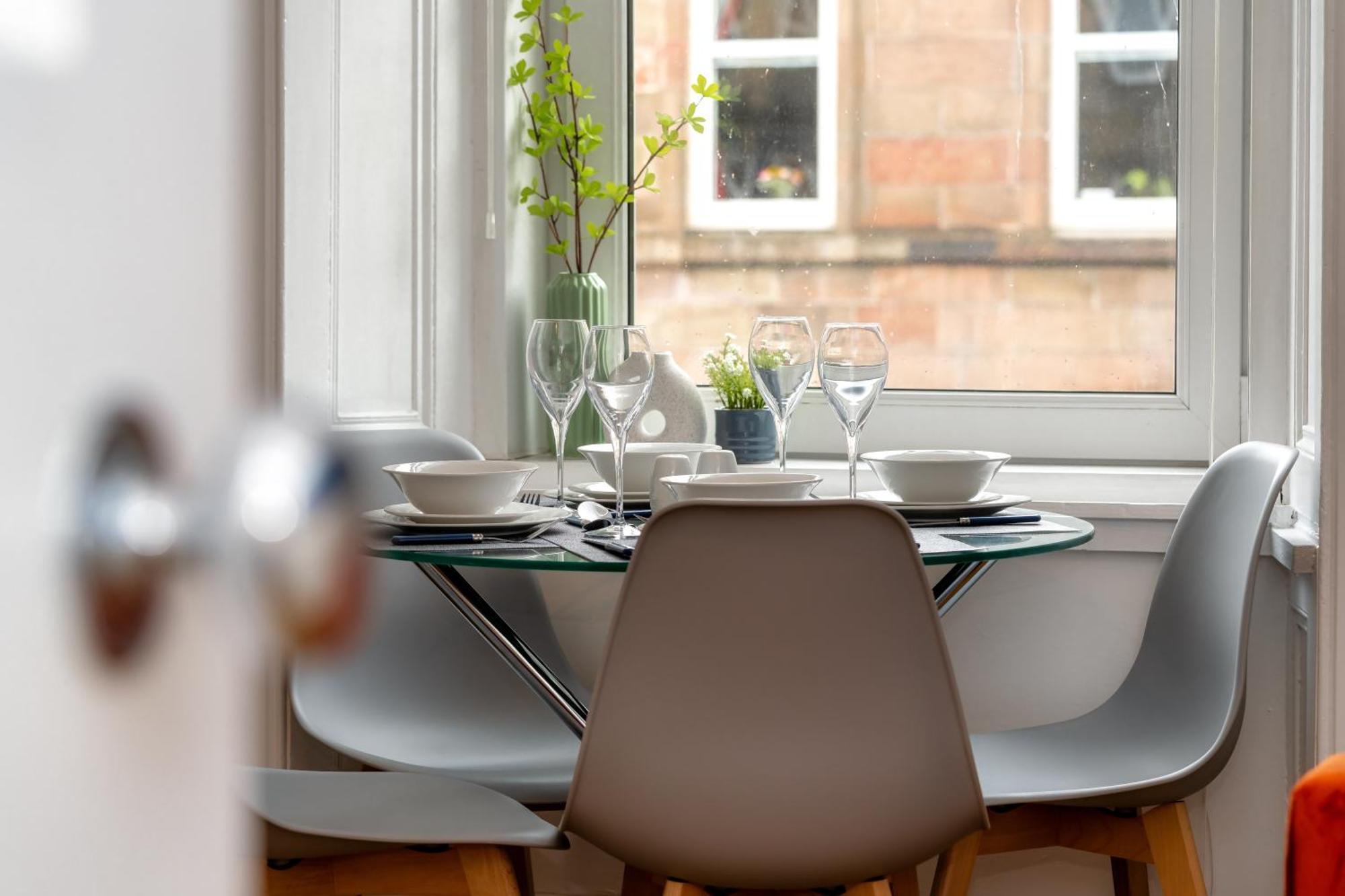 Cosy Retreat - Charming 2-Bed Apartment Greenock Eksteriør bilde