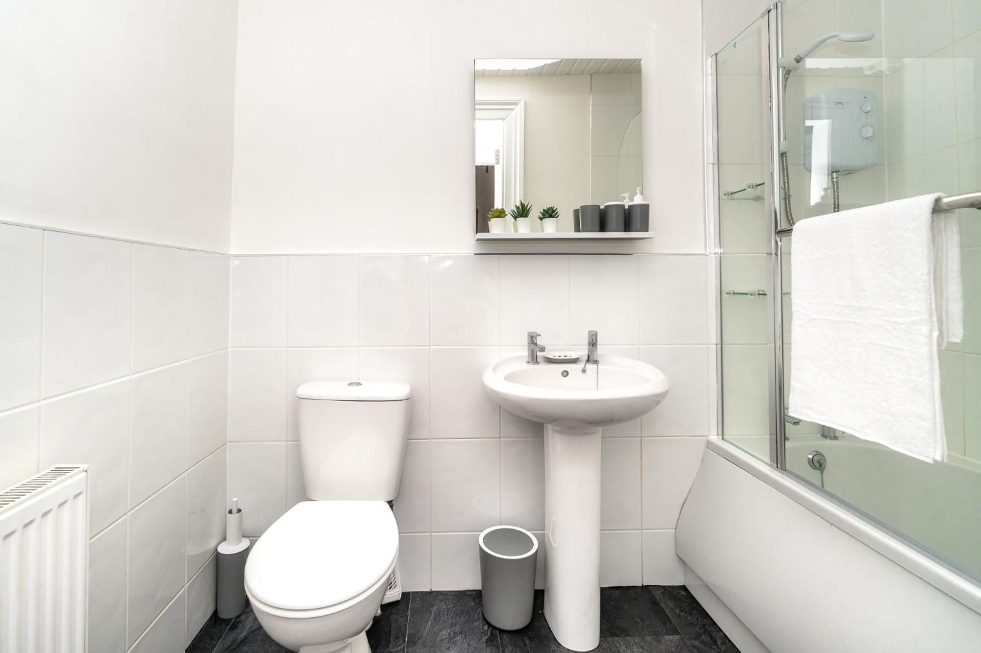 Cosy Retreat - Charming 2-Bed Apartment Greenock Eksteriør bilde
