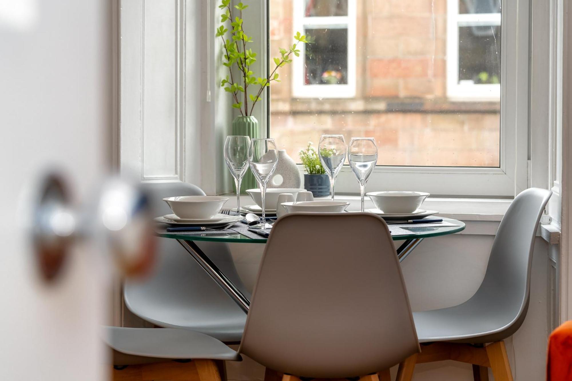 Cosy Retreat - Charming 2-Bed Apartment Greenock Eksteriør bilde