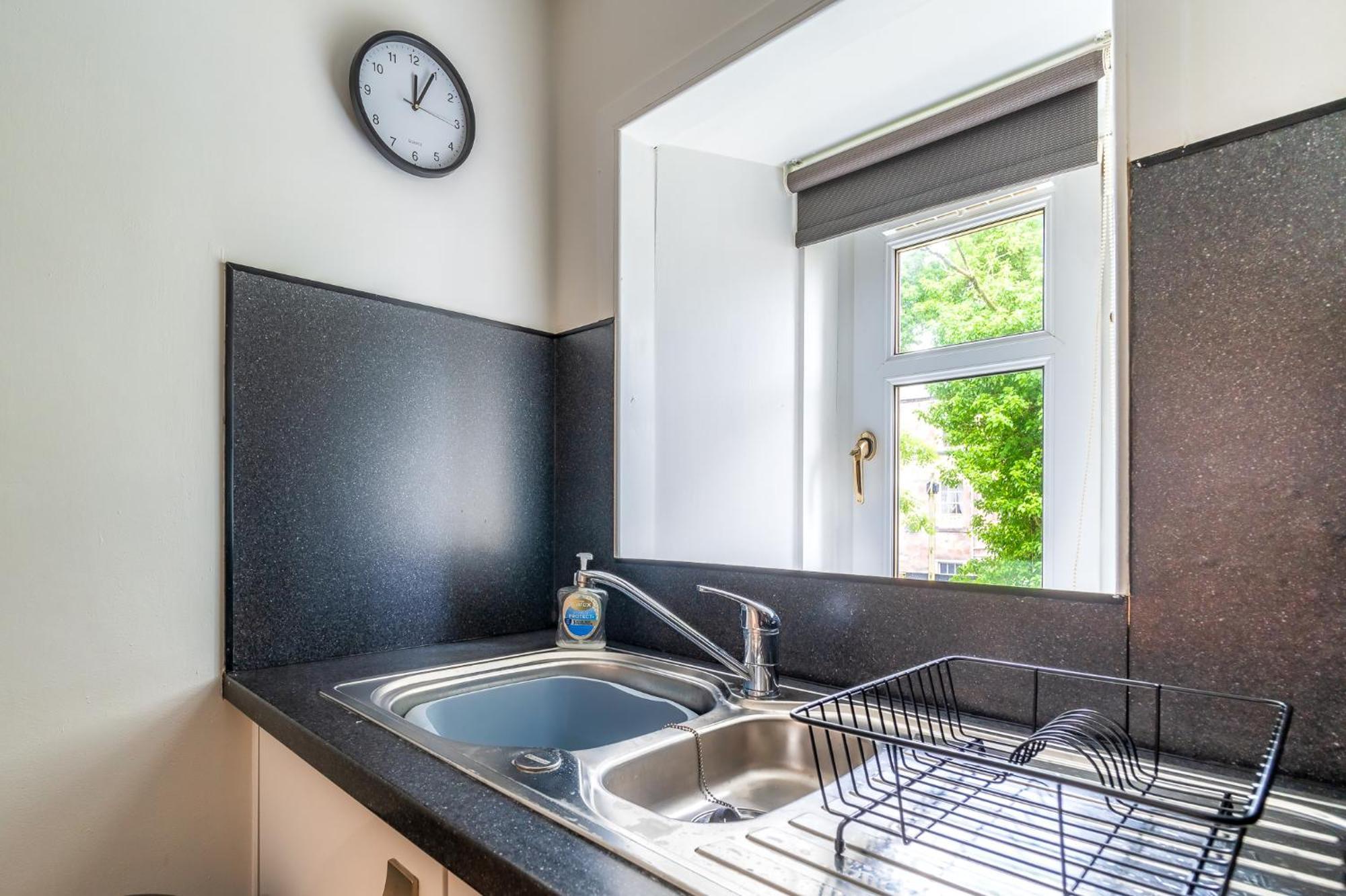 Cosy Retreat - Charming 2-Bed Apartment Greenock Eksteriør bilde
